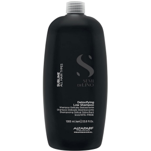 Detoxifying Low Shampoo deterge delicatamente per una rimozione intensiva di impurità, residui e agenti inquinanti, per capelli purificati, leggeri e rivitalizzati. I capelli riscoprono una bellezza straordinaria. Formula Vegan.